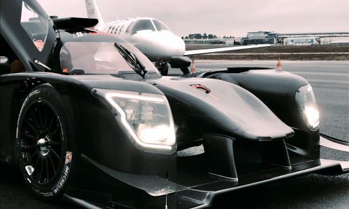 Véhicule des 24h du Mans sur le tarmac de l'Aéroport Le Mans Arnage